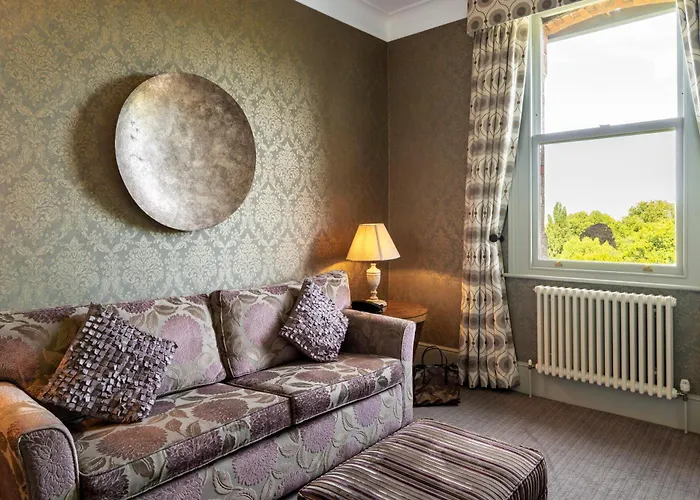 Top Hotels Near Richmond Train Station